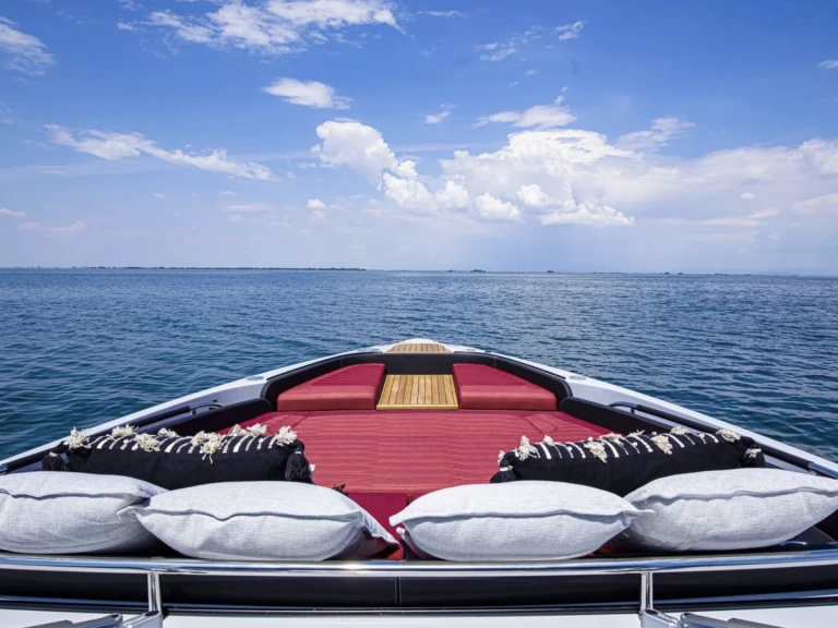 Wynajem łodzi Saint-Tropez tanio Pershing 90