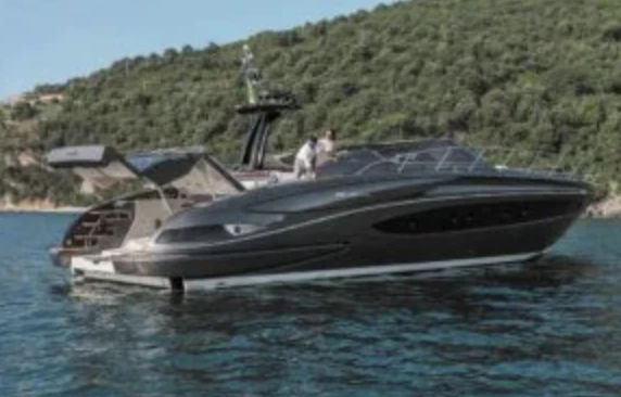 Régal Regal 27 Fasdeck między profesjonalistami a osobami prywatnymi w Saint-Tropez