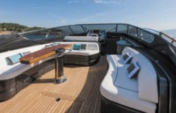 Wynajem łodzi Saint-Tropez tanio Riva 68'