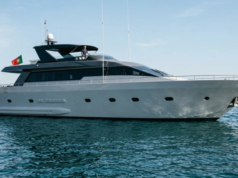 Falcon 82S między profesjonalistami a osobami prywatnymi w Saint-Tropez