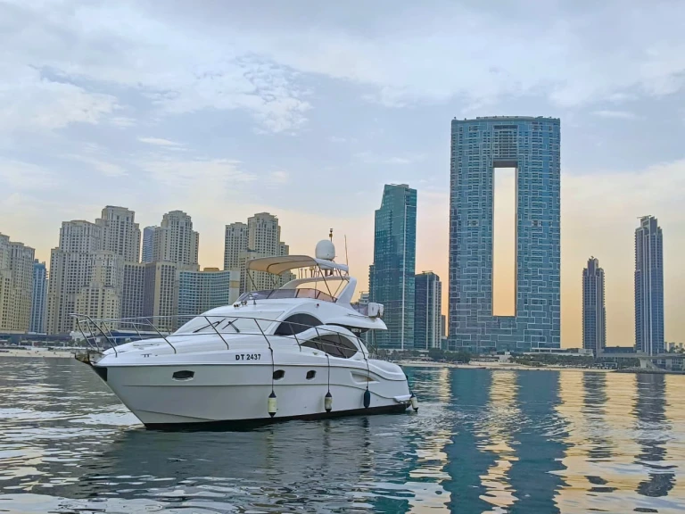 Wynajem Motorówka w Dubai Marina - Majesty Yachts Mejesty 50