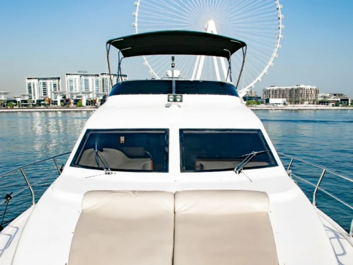 Al Shaali Marine AS 50 między profesjonalistami a osobami prywatnymi w Dubai Marina