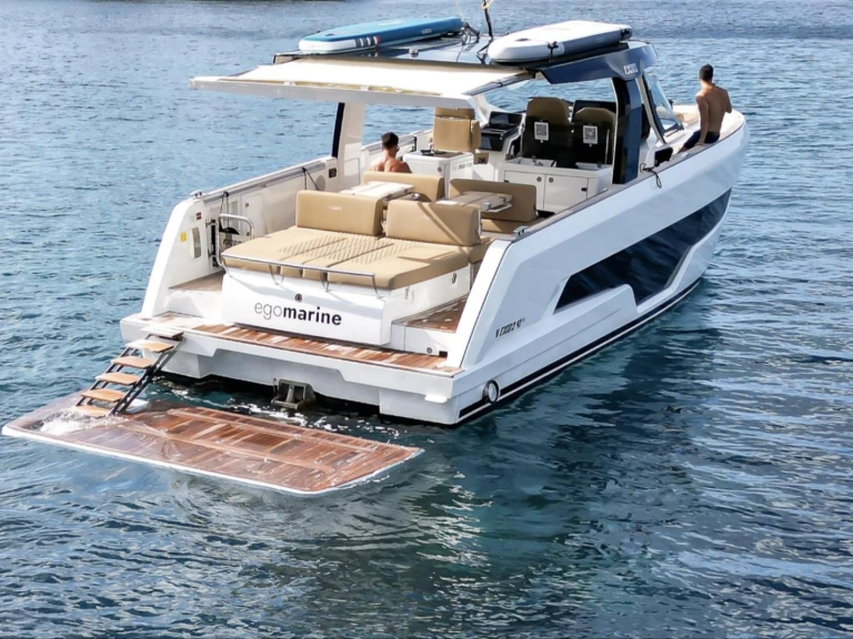 Fjord 41XL między profesjonalistami a osobami prywatnymi w Ibiza Town