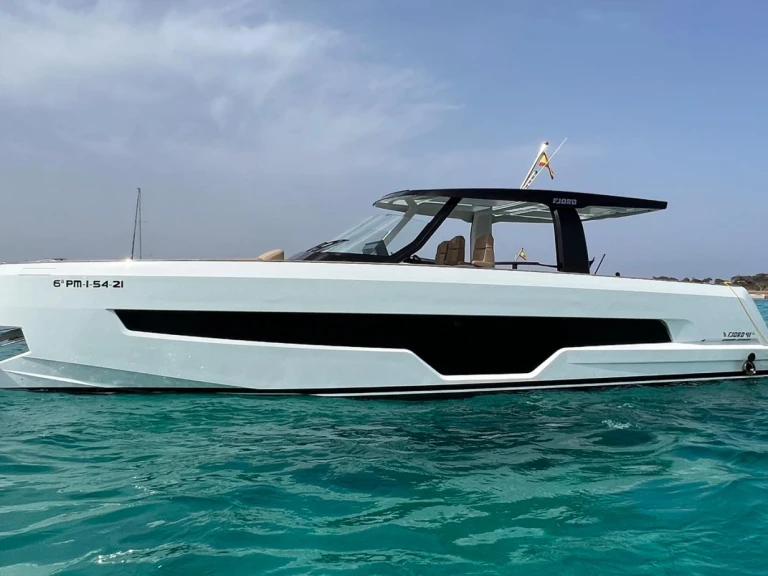 Fjord 41XL między profesjonalistami a osobami prywatnymi w Ibiza Town