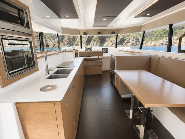 Wynajem Motorówka Fountaine Pajot z patentem 