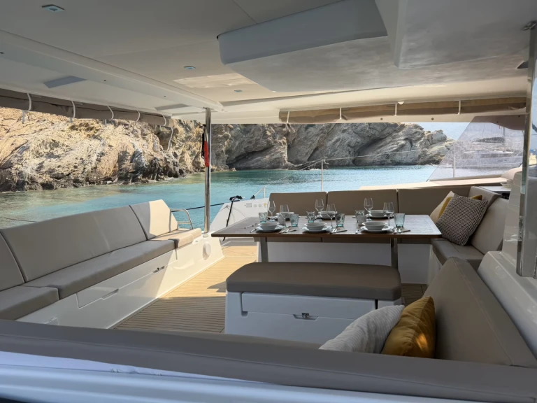 Fountaine Pajot Aura 51 między profesjonalistami a osobami prywatnymi w Alimos