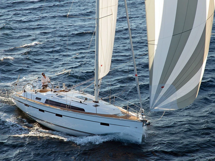 Bavaria Cruiser 41 między profesjonalistami a osobami prywatnymi w Alimos