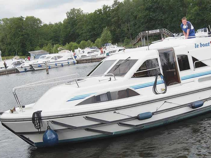 Le Boat Clipper między profesjonalistami a osobami prywatnymi w Branges