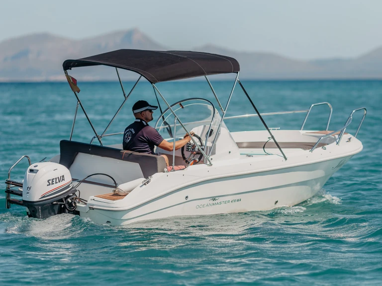Ocean Master 470 wa między profesjonalistami a osobami prywatnymi w Can Picafort
