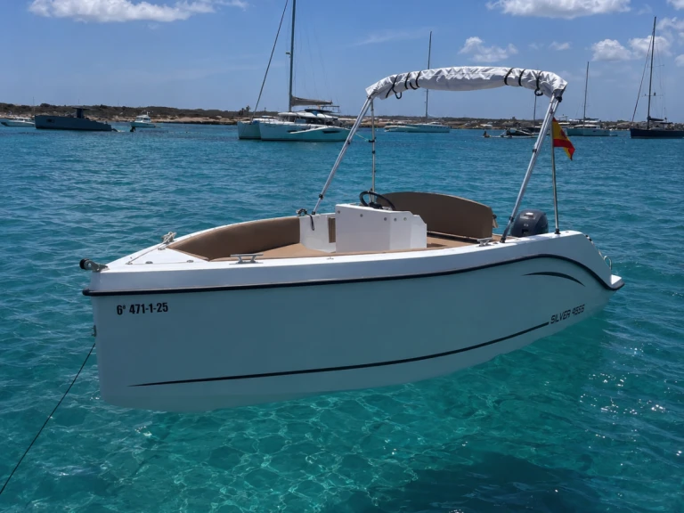 Silent Yachts 555 między profesjonalistami a osobami prywatnymi w Club Nàutic Ca'n Picafort