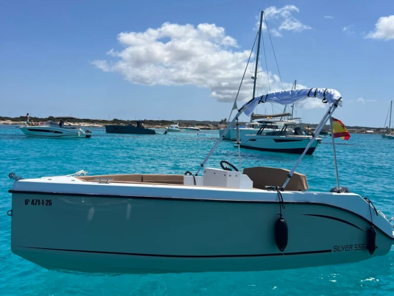 Silent Yachts 555 między profesjonalistami a osobami prywatnymi w Club Nàutic Ca'n Picafort