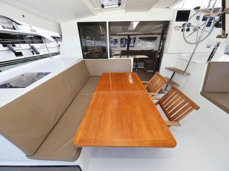 Fountaine Pajot Lucia 40 między profesjonalistami a osobami prywatnymi w Trogir