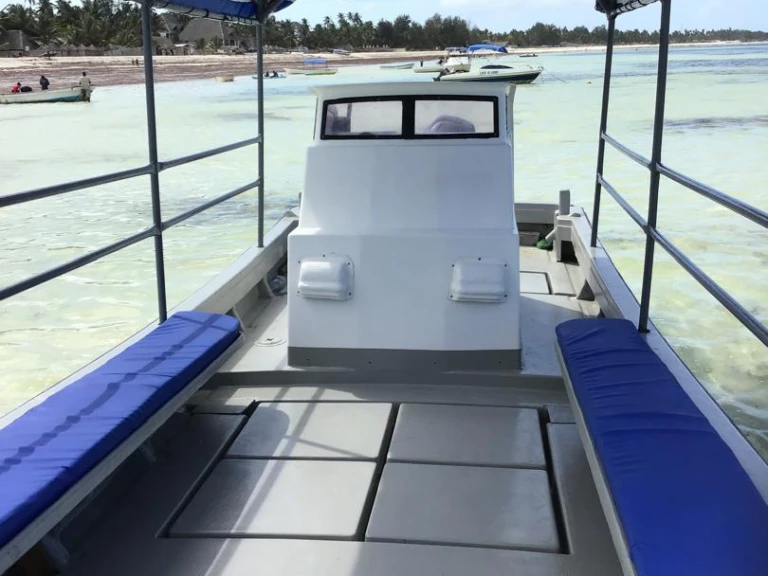Wynajem łodzi Pwani Mchangani tanio Chris Craft Calypso 26