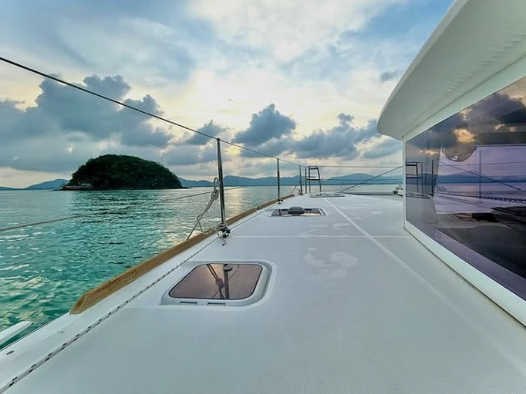 Lagoon Lagoon 400 S2 między profesjonalistami a osobami prywatnymi w Amphoe Mueang Phuket