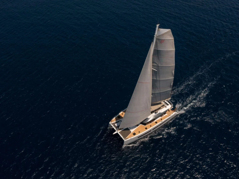 Fountaine Pajot AETHER między profesjonalistami a osobami prywatnymi w Ateny