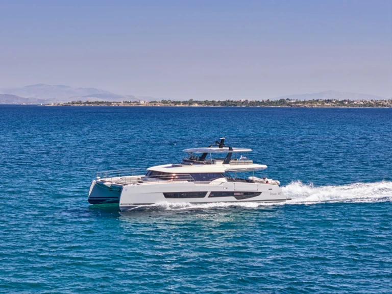 Fountaine Pajot ALINA między profesjonalistami a osobami prywatnymi w Ateny