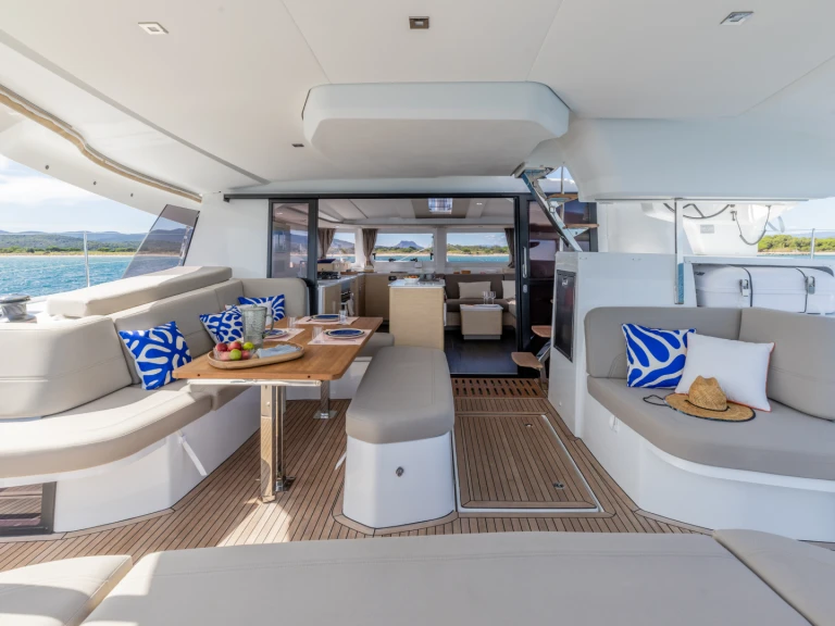 Wynajem Katamaran Fountaine Pajot z patentem 