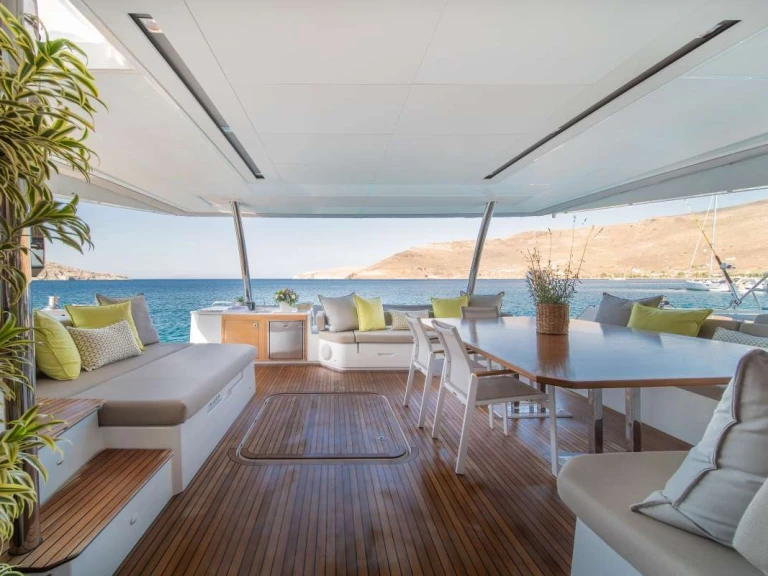 Fountaine Pajot AETHER między profesjonalistami a osobami prywatnymi w Ateny