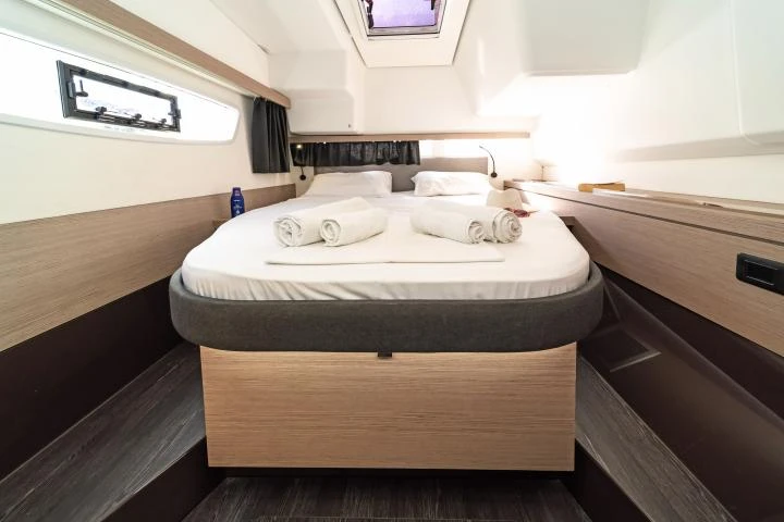 Fountaine Pajot Lucia 40 między profesjonalistami a osobami prywatnymi w Villefranche-sur-Mer