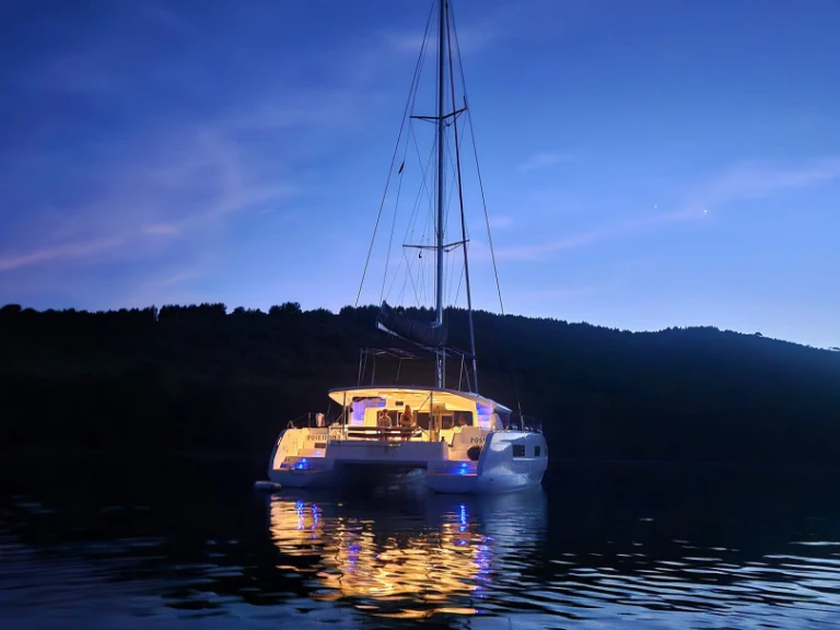 Wynajmij Katamaran z lub bez skippera Lagoon w Rogoznica