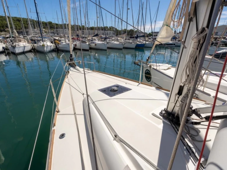 Jeanneau Sun Odyssey 389 (2019)  Jeanneau Sun Odyssey 389 (2019)  między profesjonalistami a osobami prywatnymi w Marsylia