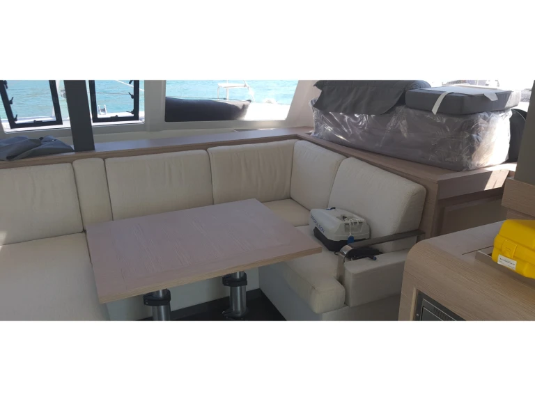 Fountaine Pajot Isla 40 między profesjonalistami a osobami prywatnymi w Goecek