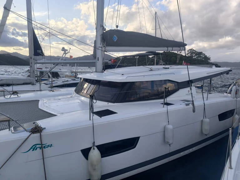 Wynajem Katamaran Fountaine Pajot z patentem 