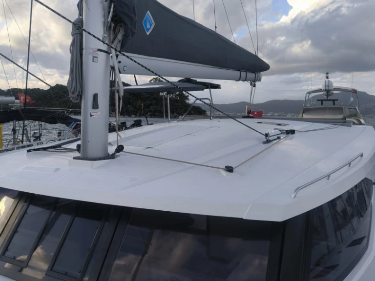 Fountaine Pajot Isla 40 między profesjonalistami a osobami prywatnymi w Adaköy