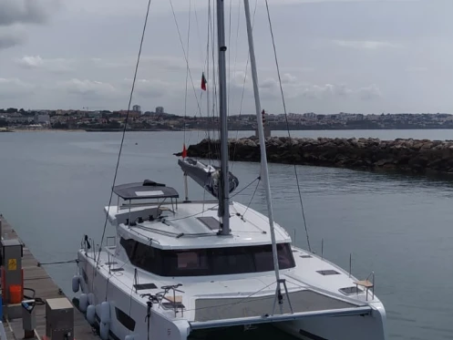 Fountaine Pajot Isla 40 między profesjonalistami a osobami prywatnymi w Goecek