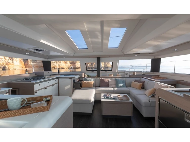 Fountaine Pajot Elba 45 między profesjonalistami a osobami prywatnymi w Adaköy