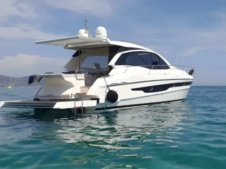 Rio Yachts 44 Sport Coupé między profesjonalistami a osobami prywatnymi w Port des Marines de Cogolin