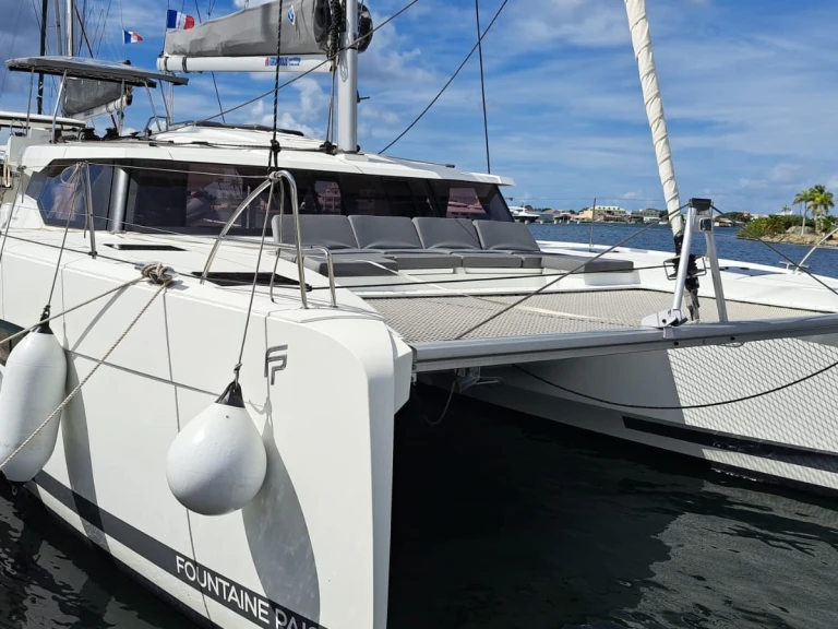 Fountaine Pajot Astréa 42 (6 cab.) między profesjonalistami a osobami prywatnymi w Bormes-les-Mimosas