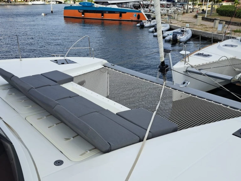 Wynajmij Fountaine Pajot Astréa 42 (6 cab.) w Bormes-les-Mimosas
