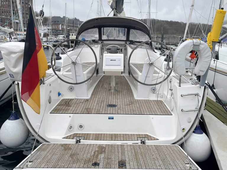 Wynajem Żaglowiec Bavaria z patentem 