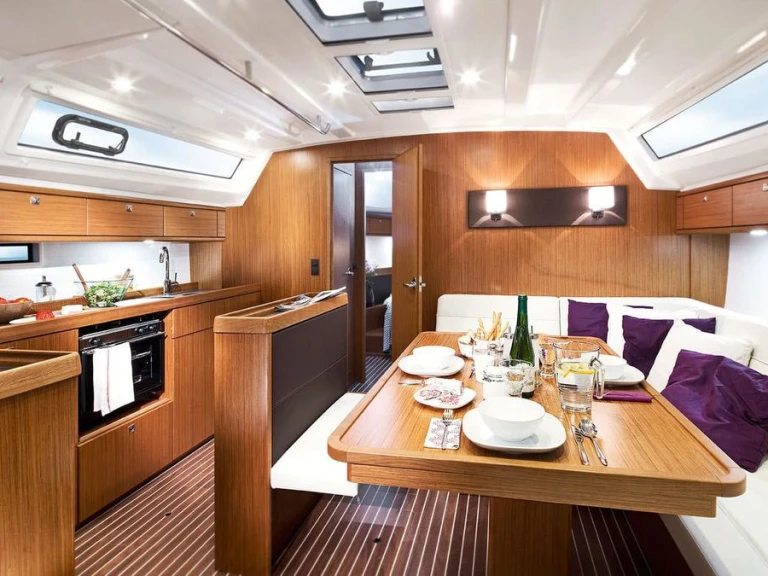 Bavaria Cruiser 46 między profesjonalistami a osobami prywatnymi w Gouvia