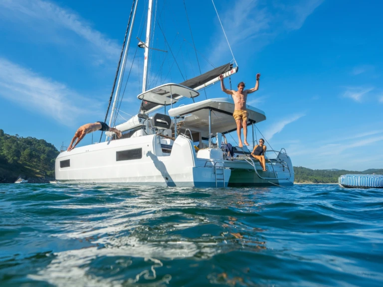 Wynajmij Katamaran z lub bez skippera Lagoon w Rogoznica