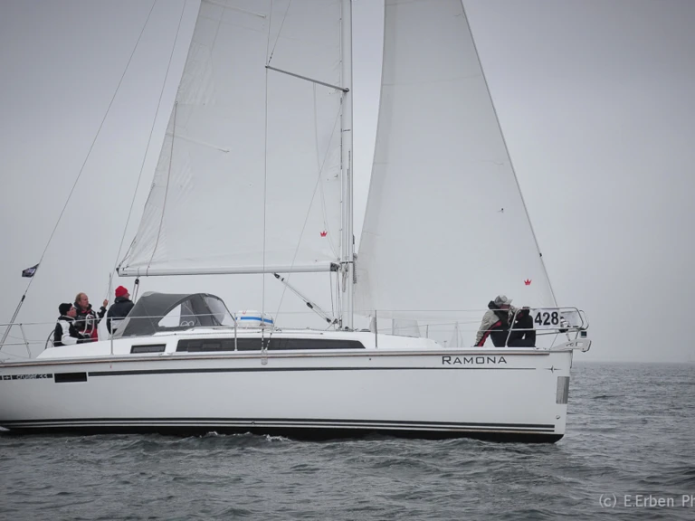 Bavaria Cruiser 33 między profesjonalistami a osobami prywatnymi w Heiligenhafen