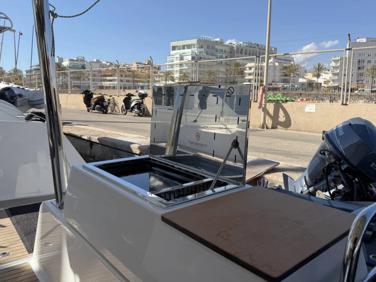 Fountaine Pajot Elba 45 między profesjonalistami a osobami prywatnymi w Can Pastilla