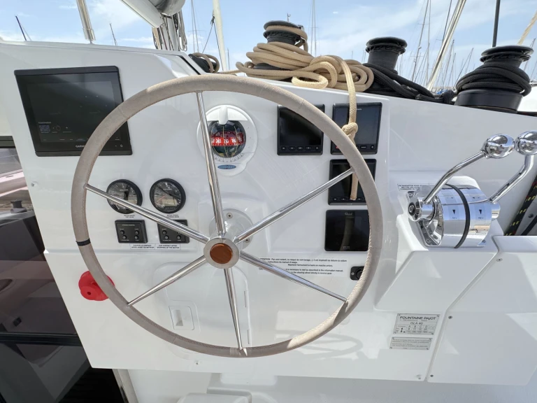 Wynajem Katamaran Fountaine Pajot z patentem 