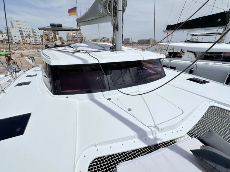 Fountaine Pajot Isla 40 między profesjonalistami a osobami prywatnymi w Can Pastilla