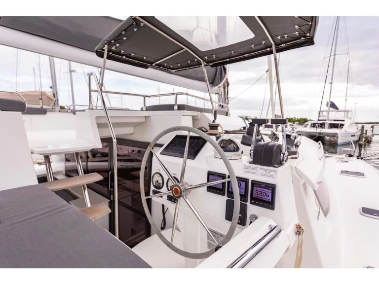 Fountaine Pajot Saba 50 między profesjonalistami a osobami prywatnymi w Saint George's