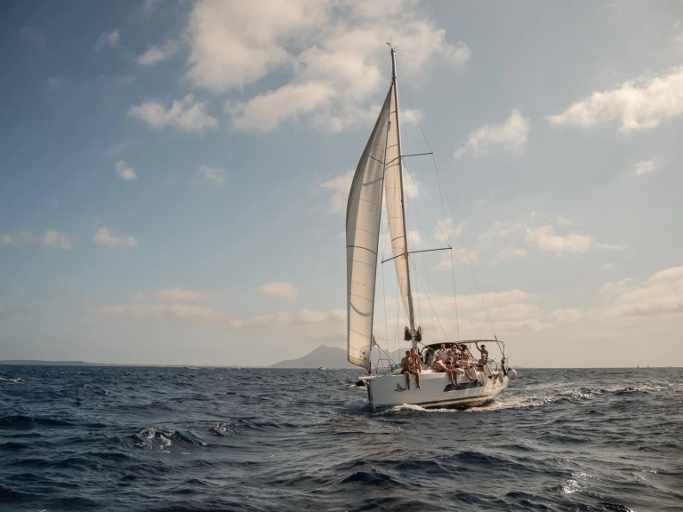 Dufour Dufour 37 – Available for Crewed Daily Charters Only między profesjonalistami a osobami prywatnymi w Castellammare del Golfo