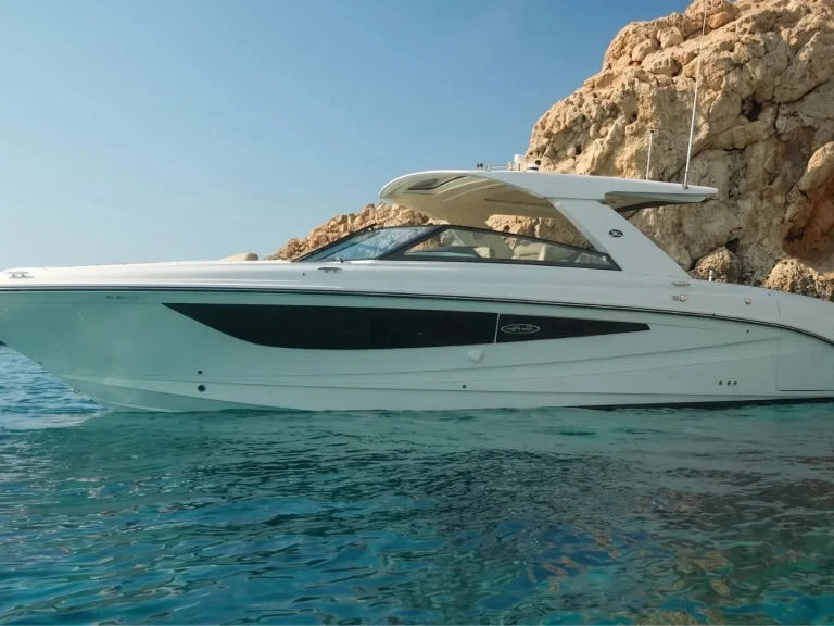 Sea Ray SLX 400 między profesjonalistami a osobami prywatnymi w Ayia Napa Marina