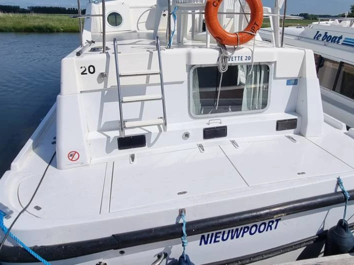 Le Boat Corvette A między profesjonalistami a osobami prywatnymi w Saint-Gilles du Gard