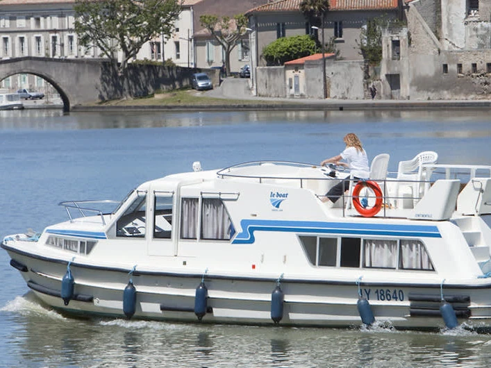 Le Boat Continentale między profesjonalistami a osobami prywatnymi w Saint-Gilles du Gard