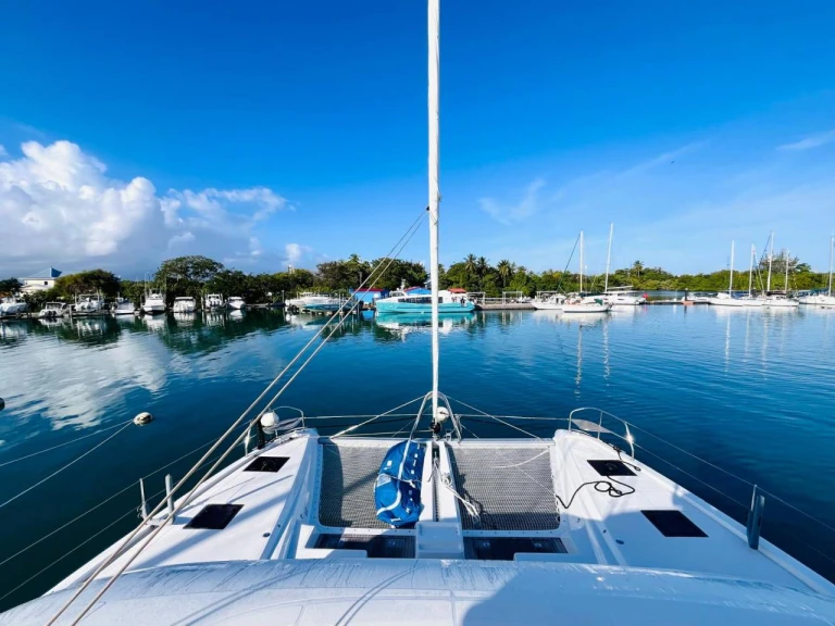 Wynajem Katamaran Lagoon z patentem 