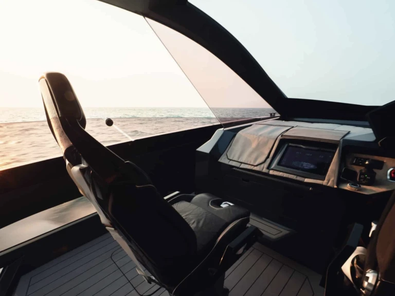 Tecnomar Lamborghini 63  między profesjonalistami a osobami prywatnymi w Dubai Marina