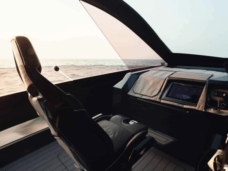 Wynajem łodzi Dubai Marina tanio Lamborghini 63 